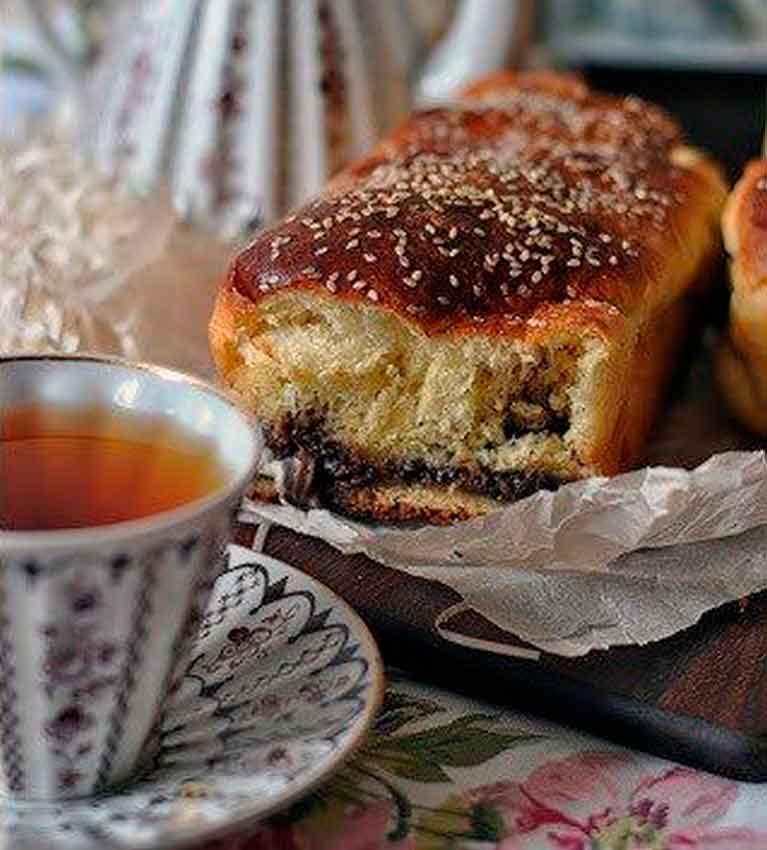 Булка с шоколадной пастой